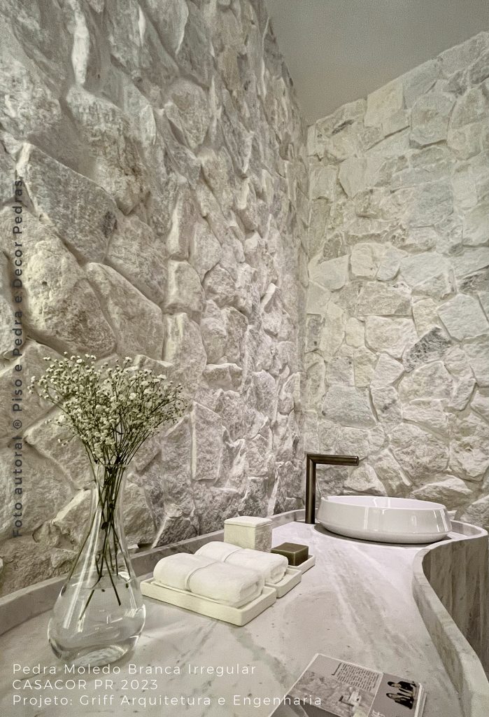 Pedra Moledo Branca é destaque em ambiente na CASACOR Paraná 7 Pedra Moledo Branca Irregular CasaCor Parana 2023 Griff Arquitetura 13