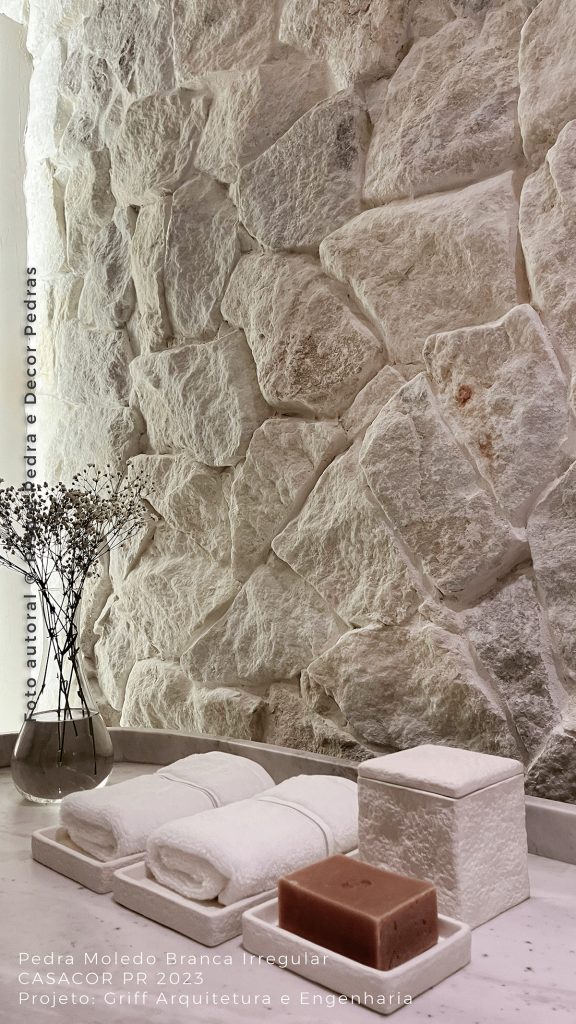Pedra Moledo Branca é destaque em ambiente na CASACOR Paraná 2 Pedra Moledo Branca Irregular CasaCor Parana 2023 Griff Arquitetura 26