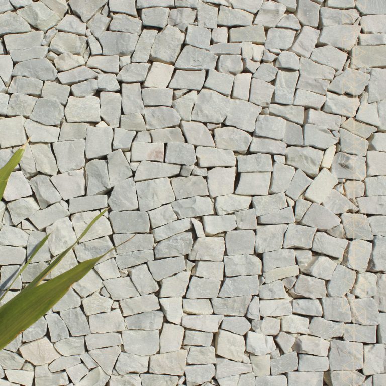 revestimento-de-pedra-portuguesa-petit-pave-branco-parede-piso-de-pedra