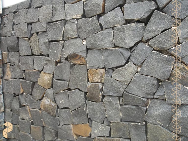 revestimento-de-pedra-portuguesa-petit-pave-preto-parede-piso-de-pedra