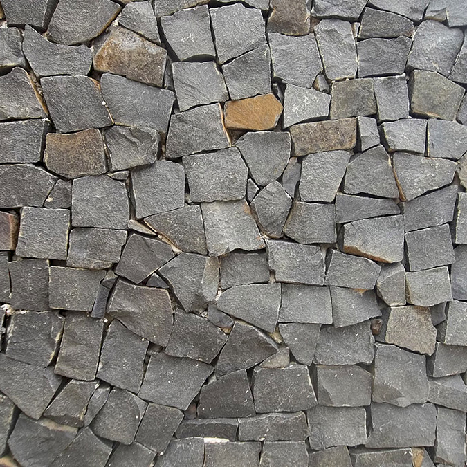 revestimento-de-pedra-portuguesa-petit-pave-preto-parede-piso-de-pedra-capa