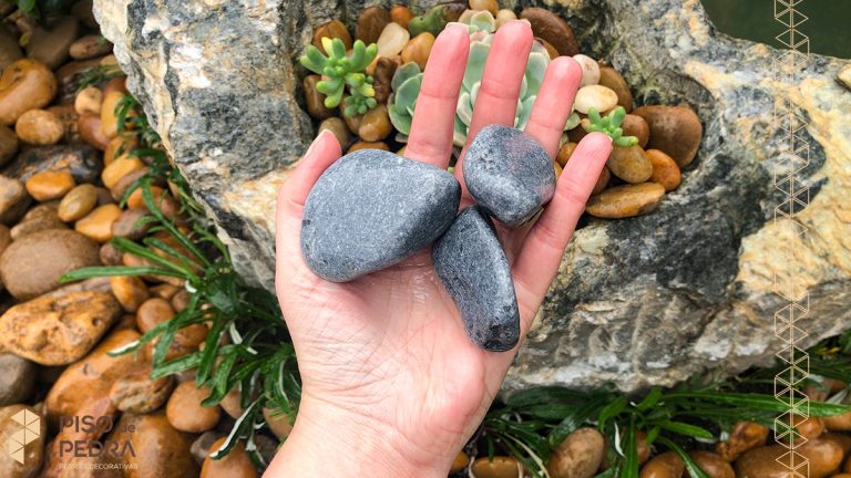 light gray-pebble-for-garden-decoration-landscaping-stone-floor-4