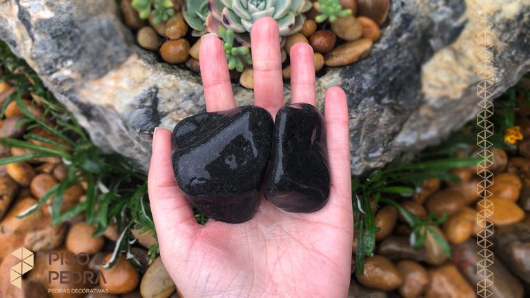 medium-black-pebble-for-garden-decoration-landscaping-stone-floor-4