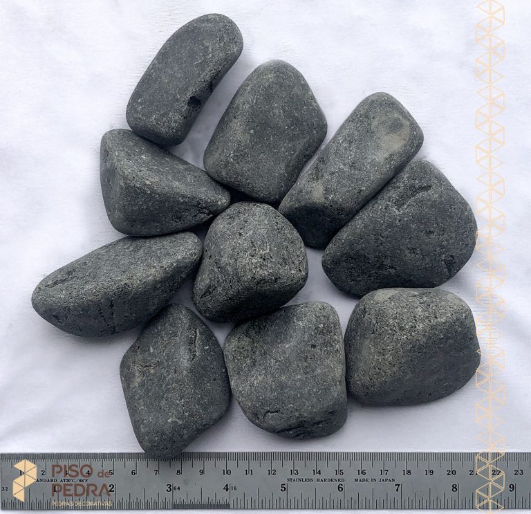 medium-black-pebble-for-garden-decoration-landscaping-stone-floor